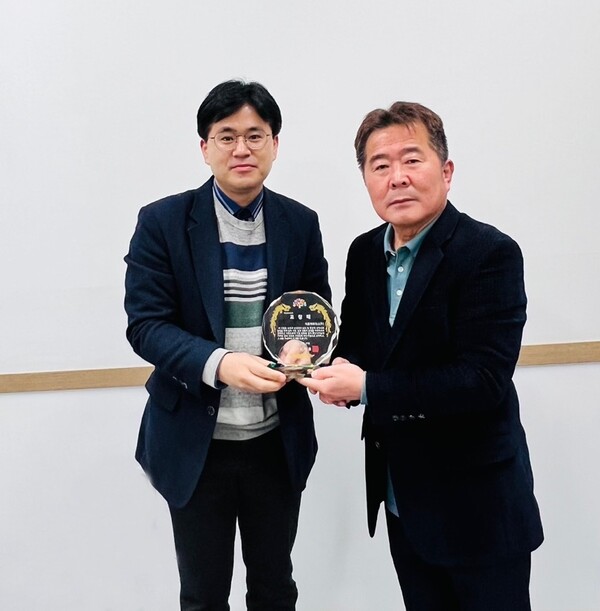 충남경제진흥원 한희철 실장(좌)이 새롬에프에스 노영래 전무(우)에게 충청남도지사 표창패를 전달하고 있다.