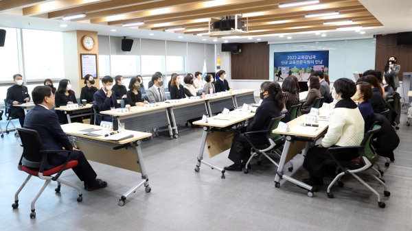 16일 청사 대회의실에서 최교진 교육감과 신규 교육전문직원들이 대화 시간을 갖고있다.