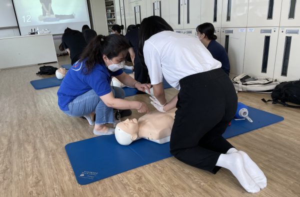 백석대 KBLS TS에서 지현경 센터장이 심폐소생술 교육을 진행하고 있다.