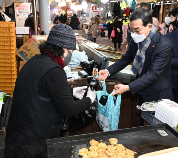 태평전통시장 장보기 행사에 참석한 김광신 중구청장(오른쪽)