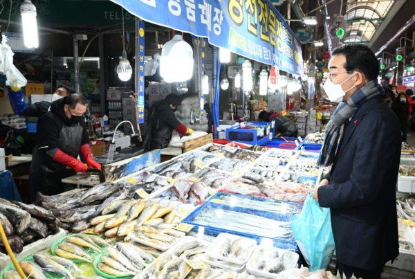 태평전통시장 장보기 행사에 참석한 김광신 중구청장(오른쪽)