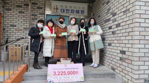 최우선 노래교실 사랑의 씨앗, 아동복지시설 세뱃돈 전달식 모습(왼쪽 세번째 최우선 대표, 네번째 양승연 회장)