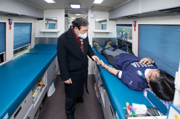 최민호 세종특별자치시장이 19일 고운동에 위치한 환경관리원 휴게시설을 찾아 환경관리원들에게 격려의 말을 전하고 있다.