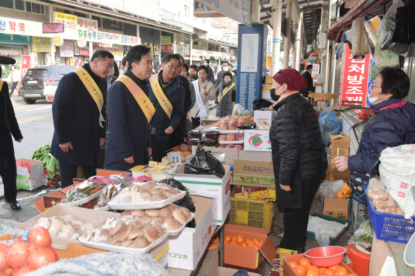 설 명절 맞아 물가안정 캠페인 전개 (김태흠 도지사와 최원철 공주시장 동참 모습)