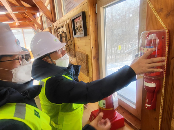 남태헌(우측) 한국산림복지진흥원장이 19일 소속기관인 국립횡성숲체원(강원 횡성군)에서 소화 시설을 점검하고 있다.