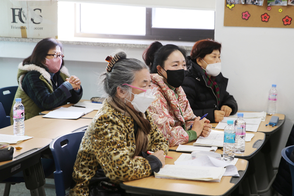 지난 17일 목원대 인문관의 한 강의실에서 열린 역사학과 스터디 모임에서 청강생들이 수업을 듣고 있다.