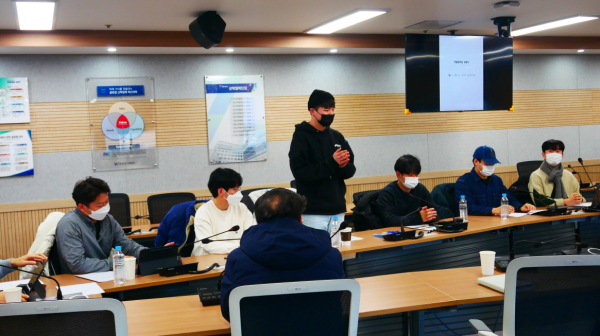 한밭대학교 임영우 학생이 이번 글로벌 역량강화 프로그램에 참여한 후기를 발표를 통해 참석자들과 공유하고 있다.