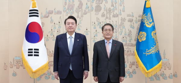 윤석열 대통령은 25일 용산 대통령실 청사에서 장태평 농어업·농어촌특별위원회(이 위원장에게 위촉장을 수여했다.