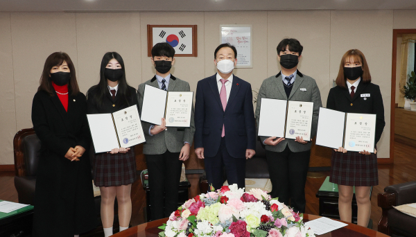 선행을 실천한 모범 학생에게 교육감 표창장 수여 (왼쪽부터 양영자 대덕구의원, 대전매봉중 이예은, 동대전중 정현우, 설동호 대전광역시교육감, 동대전중 홍성호, 대전매봉중 정다희)