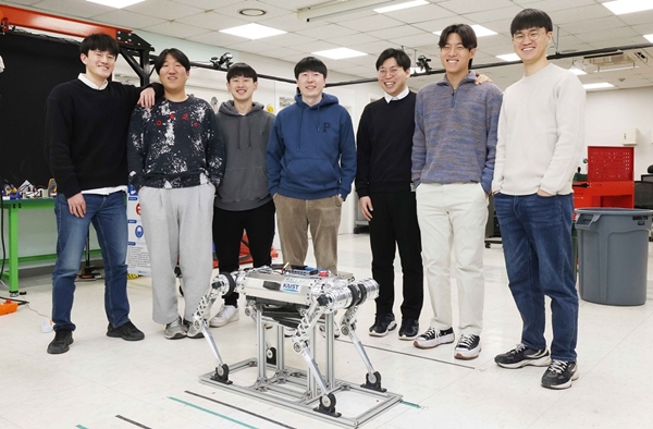 KAIST 기계공학과 황보제민 교수 연구팀과 '라이보'. 왼쪽에서 4번째 황보제민 교수