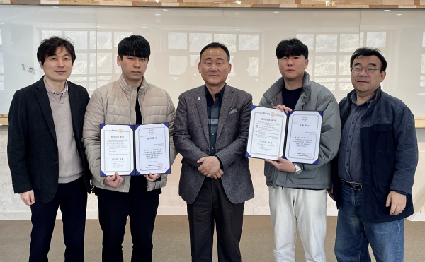 부동산금융보험융합학과 강의실에서 장학증서를 받은 학생 등이 기념촬영/ 왼쪽부터 이재우 학과장, 이임호씨, 두주호 대표, 이동인씨, 정재호 교수.