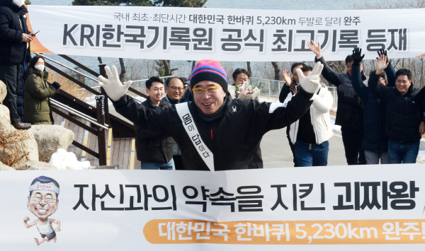 바퀴 완주 결승점을 통과하는 맥키스컴퍼니 조웅래 회장