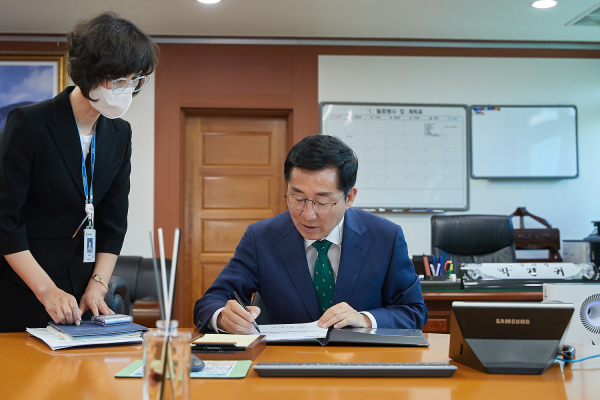 박경귀 아산시장이 1호 결재 안건인 ‘참여자치위원회 설치 및 운영계획’에 서명하고 있는 장면/아산시 제공