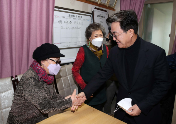 김태흠 충남도지사는 27일 도내 노숙인 쉼터, 경로당을 방문했다