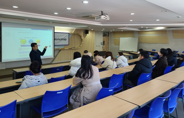 27일 오전 목원대 사회과학대학 세미나실에서 구정모 경영학과 학과장이 학생들에게 경력개발프로그램 실행계획 등을 설명하고 있다.