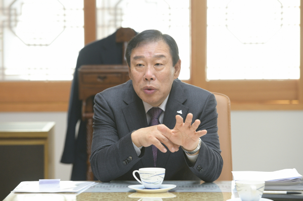 인터뷰 하는 최민호 세종시장&nbsp;