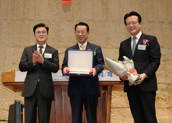 김태흠 충남도지사가 태안 유류피해 극복에 큰 힘을 보탠 한국교회봉사단에 유네스코 세계기록유산 등재 인증패를 수여했다