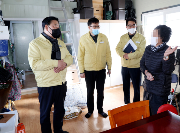 관내 저소득층 가정 방문에 나선 가세로 군수 (1월 27일 이원면)