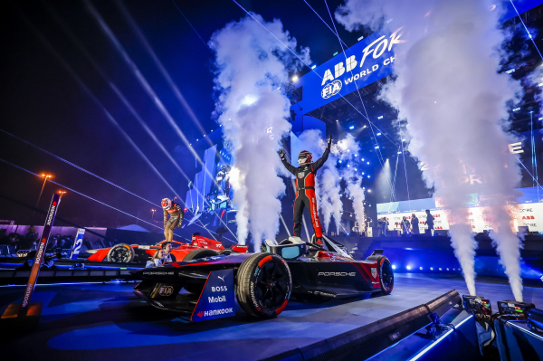 포뮬러 E의 ‘2023 코어 디리야 E-PRIX’에서 우승을 차지한 태그호이어 포르쉐 포뮬러 E 팀의 파스칼 베를라인이 기념촬영을 하고 있다