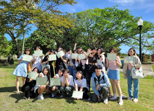 지난 27일 미국 괌주립대학교 캠퍼스에서 수료증을 받고 기념사진