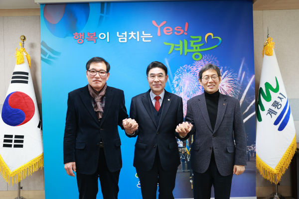 왼쪽부터 이재운 충남도의원, 이응우 시장, 김용찬 충남도립대 총장