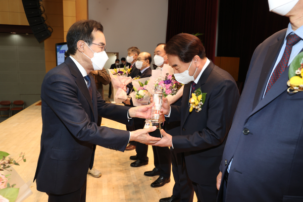 지난 1일 농협중앙회 본관에서 열린 2월 정례조회에서 ‘상호금융 예수금 1조원 달성탑’ 수상 모습