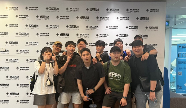 글로벌셰프를 꿈꾸는 배재대 학생들이 호주 빅토리아대학교에서 기념사진 촬영