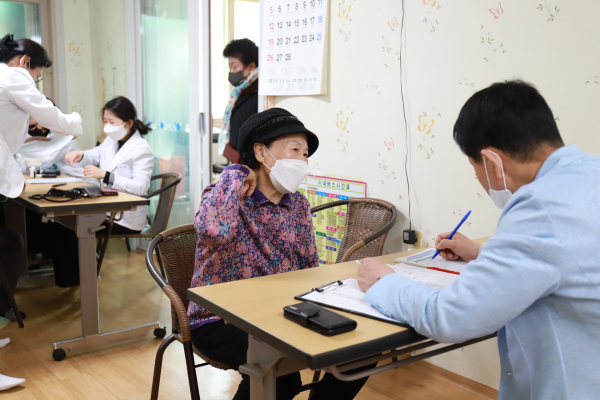 지난 1일 ‘찾아가는 버스 병원’ 서비스 진행 모습