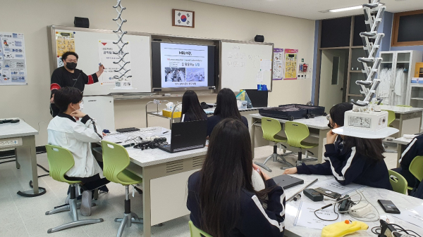 반곡고 지능형 과학실 수업 모습