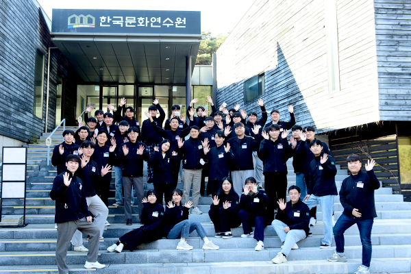 2022년도 하반기 신입사원들이 신입사원연수중에 단체사진을 촬영하고 있다.