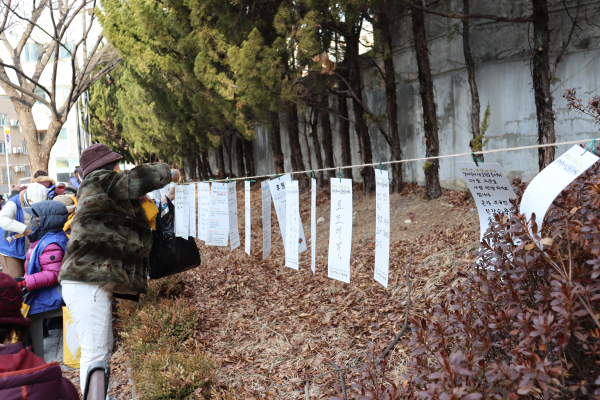 서구노인복지관 정월대보름맞이 전통놀이 한마당 진행 모습(소원띠 적어달기)