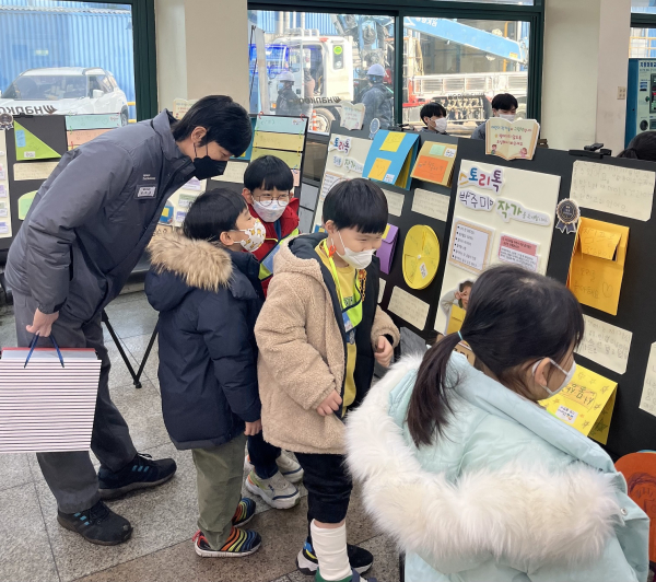 대전공장 어린이집 스토리북 전시회 개최 모습