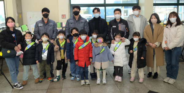 대전공장 어린이집 스토리북 전시회 개최 기념사진