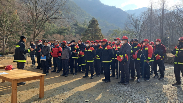 산불방지대책본부 관계자가 산불감시원과 산불진화대원을 대상으로 교육 진행 모습