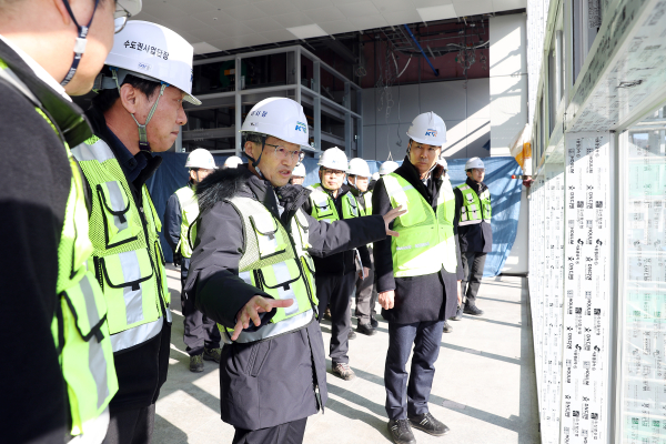 김한영 이사장(왼쪽 세번째)이 3일(금) 동두천~연천 철도사업 연천역 건축공사 현장을 찾아 사업진행 상황을 점검하고있다.