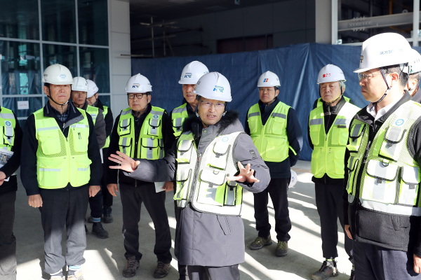 김한영 이사장(앞줄 가운데)이 3일 동두천~연천 철도사업 연천역 건축공사 현장을 찾아 사업진행 상황을 점검하고있다