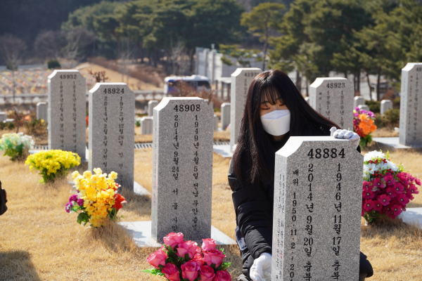 ‘CNU 시크릿 버스’ 국립대전현충원 묘역환경 정리 활동 진행 모습