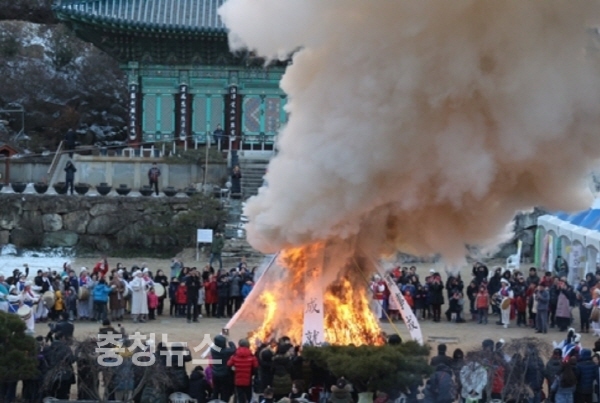 영평사 정월대보름 ‘달집태우기’ 행사(세종시기자협의회 제공) / 충청뉴스 최형순 기자