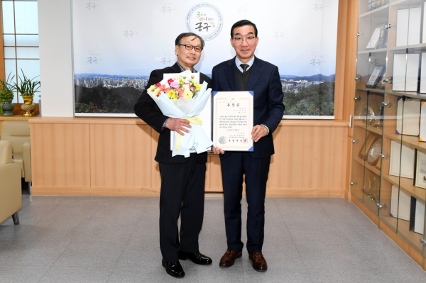 지난 3일 중구청 구민사랑방에서 열린 6·25참전유공자 유가족 무공훈장 전수, 왼쪽부터 참전용사 故안상준 님의 자녀 안영찬 씨, 김광신 중구청장