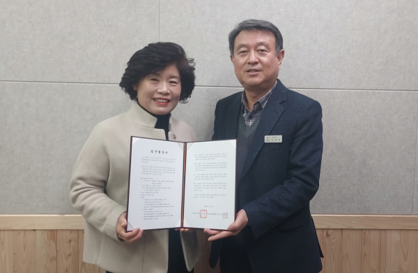 사진 왼쪽 박진숙 센터장, 오른쪽 이재겸 여성가족과장