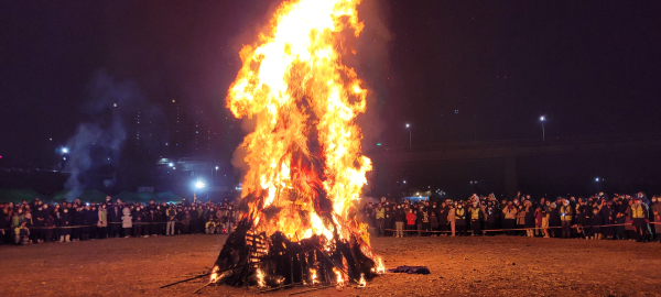 정월대보름을 맞아 현도교 아래 금강변 둔치에서 열린 ‘24회신탄진대보름쥐불놀이축제’에서 주민들과 관람객들이 활활 타오르는 달집을 바라보며 소원을 빌고 있다.