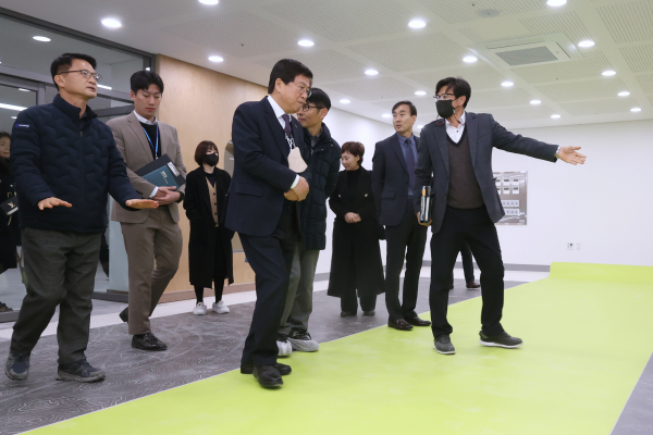 최교진 교육감이 8일 3월 개교학교를 방문해 현장 점검을 하고 있다.