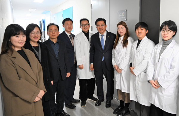 ㈜파이토코퍼레이션 현장 방문 사진 * 한국농수산식품유통공사 김춘진 사장(우측4번째), ㈜파이토코퍼레이션 김득회 대표이사(우측5번째)