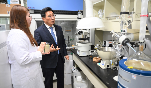 ㈜파이토코퍼레이션 현장 방문 사진 * 한국농수산식품유통공사 김춘진 사장(우측)