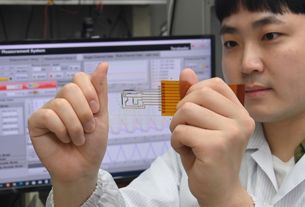 ETRI 연구진이 스트레인 센서를 시연하고 있다