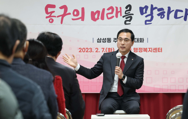 박희조 동구청장이 지난 7일 삼성동 행정복지센터를 방문해 구민들과 대화를 나누고 있다