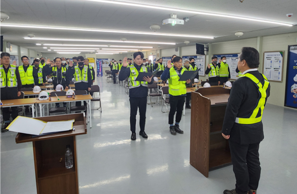 8일 호남고속철도 2단계 6공구 안전 체험 교육장에서 ‘2023년 안전결의대회’를 시행하고 기념촬영을 하고 있다.
