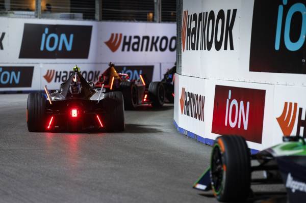 2023 CORE DIRIYAH E-PRIX에서 아이온(iON)을 장착하고 레이싱을 펼치는 포뮬러 E GEN3