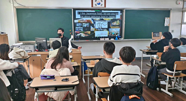 지난해 외국인주민 통합지원센터의 지원으로 대전둔산초등학교와 일본 삿포로스미카와니시초등학교가 두 차례에 걸쳐 영어로 소통하는 온라인 교류를 진행했고, 오는 13일 자매결연을 맺는다.