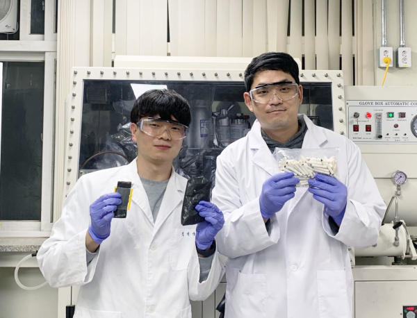 궐련형 전자담배 폐기물을 재활용하여 플렉서블 슈퍼커패시터 소자로 제조한 윤창민 교수(오른쪽)와 김민상 학생